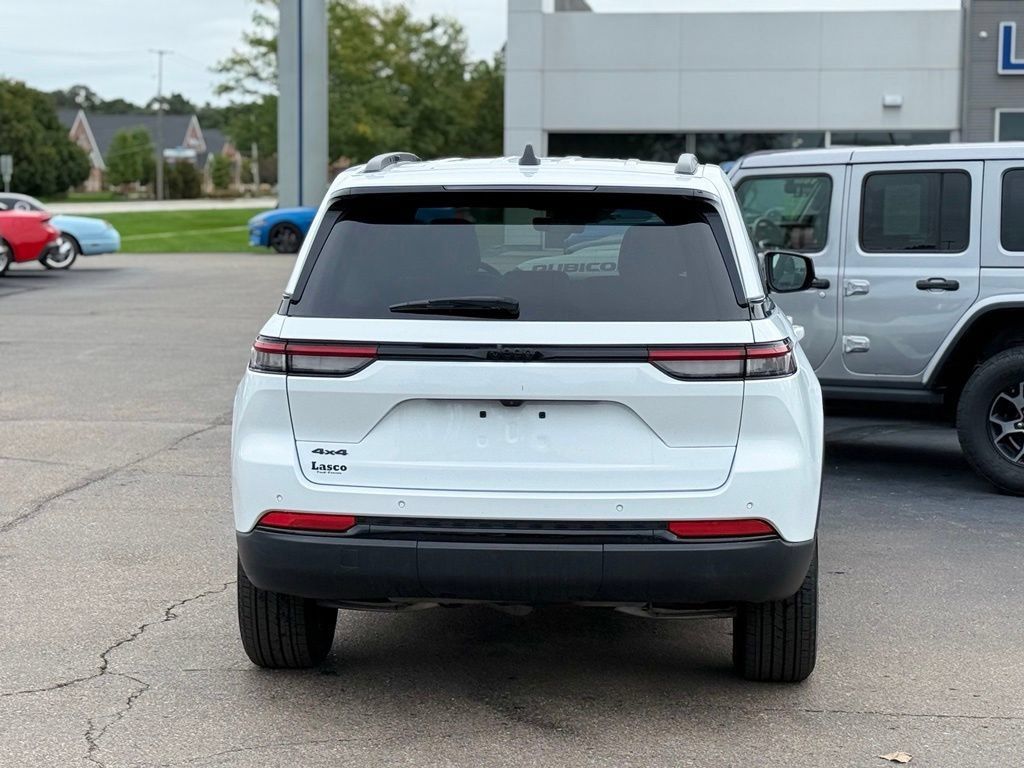 Used 2025 Jeep Grand Cherokee Altitude AWD/4WD image 33