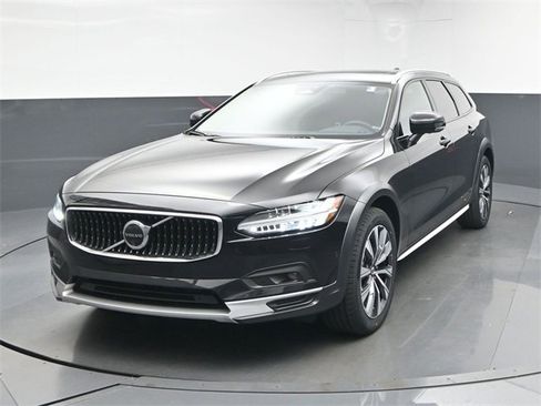 Used 2024 Volvo V90 B6 Cross Country Plus image 3