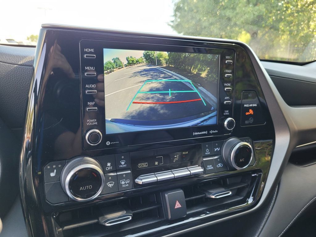 Used 2022 Toyota Highlander XLE AWD/4WD image 19