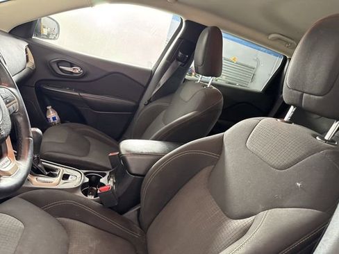 Used 2017 Jeep Cherokee Latitude image 11