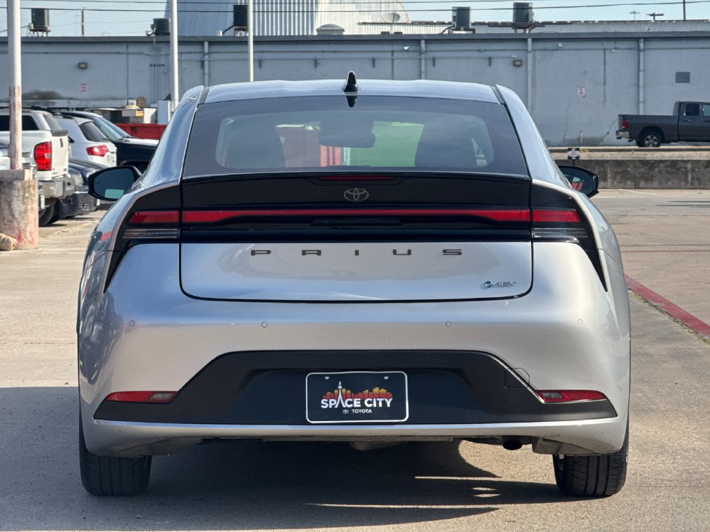 Used 2026 Toyota Prius LE FWD image 5