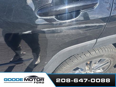 Used 2021 Toyota RAV4 XLE Premium AWD/4WD image 7