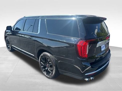 Used 2022 GMC Yukon XL Denali w/ Denali Premium Package image 4
