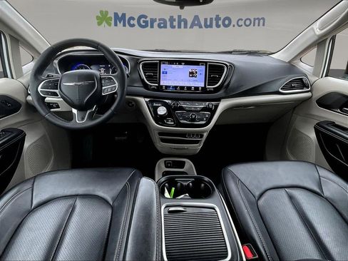 Used 2024 Chrysler Pacifica Touring-L FWD image 7