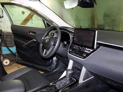 Used 2025 Toyota Corolla Cross XLE image 27