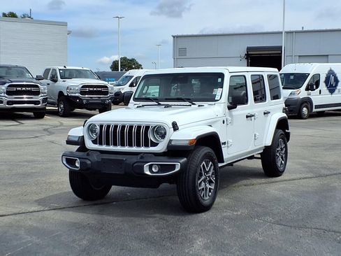 Used 2025 Jeep Wrangler Unlimited Sahara AWD/4WD image 2