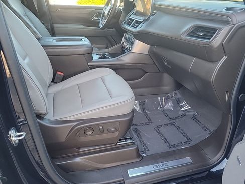 Used 2023 GMC Yukon SLT w/ SLT Luxury Package image 13