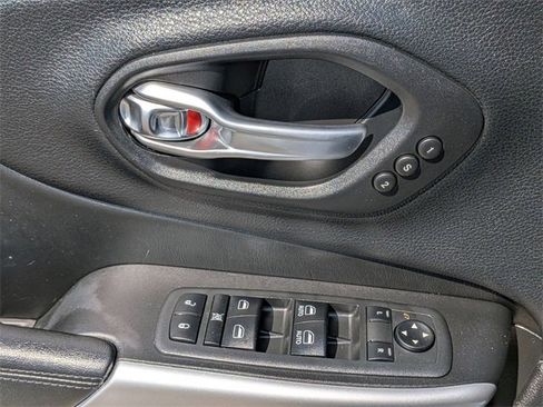 Used 2018 Jeep Cherokee Overland image 15