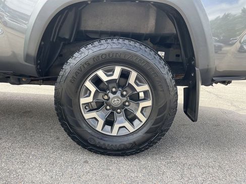 Used 2018 Toyota Tacoma TRD Off-Road w/ Technology Package AWD/4WD image 10
