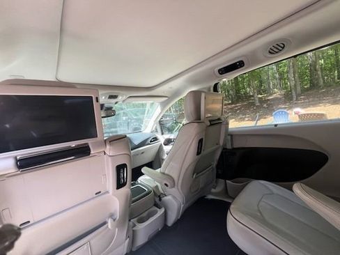 Used 2018 Chrysler Pacifica Limited w/ Tire & Wheel Group FWD image 9