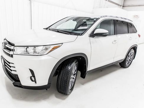 Used 2019 Toyota Highlander XLE AWD/4WD image 2