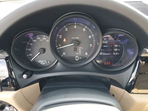 Used 2024 Porsche Macan image 15