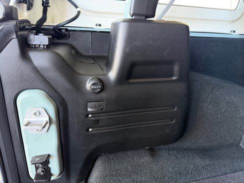 Used 2023 Jeep Wrangler Unlimited AWD/4WD image 31