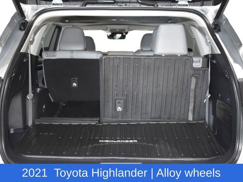 Used 2021 Toyota Highlander XLE image 30