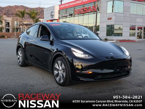 Used 2022 Tesla Model Y Long Range image 1