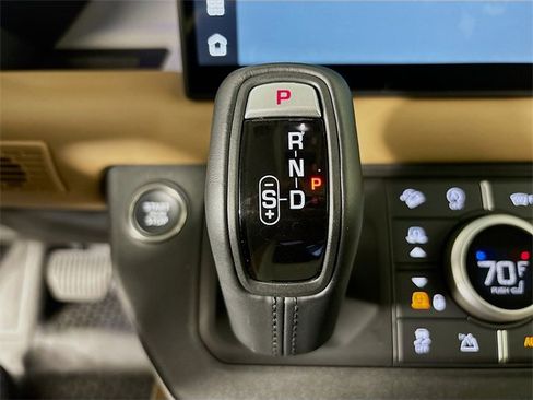 Used 2025 Land Rover Defender 110 X-Dynamic SE image 19