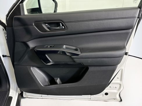 Used 2025 Nissan Pathfinder SV image 33