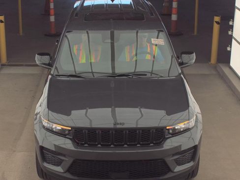 Used 2024 Jeep Grand Cherokee Altitude image 3