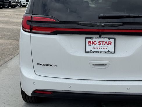 New 2026 Chrysler Pacifica Select FWD image 11