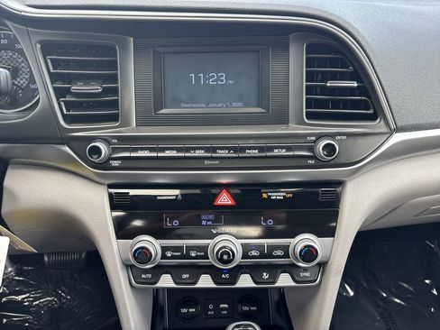 Used 2020 Hyundai Elantra SE FWD image 19