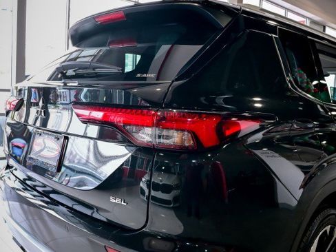 Used 2024 Mitsubishi Outlander SEL Black Edition image 11