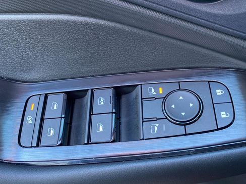 Used 2025 Nissan Rogue S FWD image 17