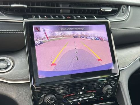 Used 2023 Jeep Grand Cherokee L Limited AWD/4WD image 19