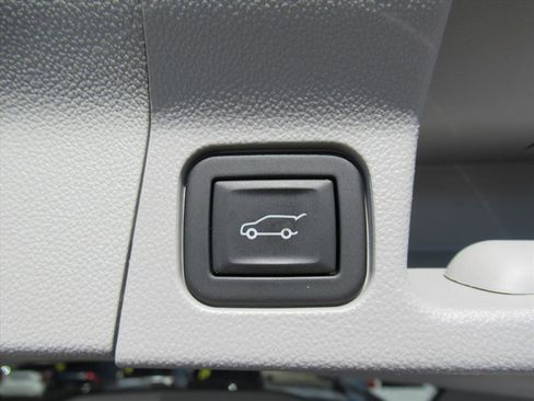 Used 2023 GMC Acadia SLT w/ Technology Package image 36