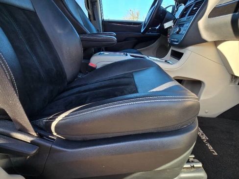 Used 2016 Dodge Grand Caravan SXT image 25