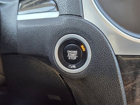 Used 2018 Chrysler 300 Limited image 19