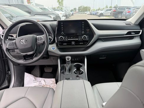 Certified 2021 Toyota Highlander XLE AWD/4WD image 19