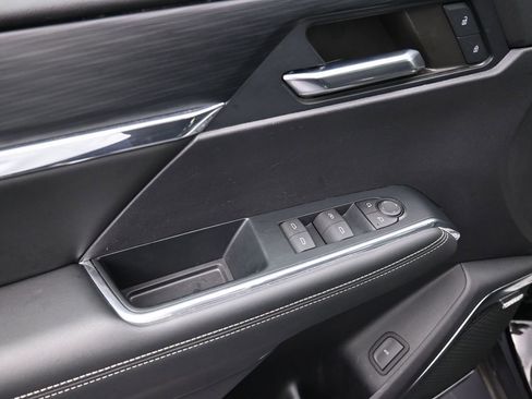 Used 2024 GMC Acadia Elevation image 12