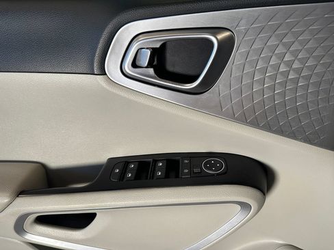 Used 2023 Kia Soul LX FWD image 19