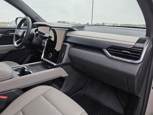 Used 2025 GMC Acadia Elevation w/ Elevation Premium Package image 14