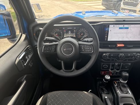 Used 2025 Jeep Gladiator Mojave AWD/4WD image 22