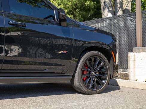 Used 2026 Cadillac Escalade V AWD/4WD image 17