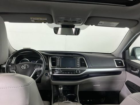 Used 2017 Toyota Highlander XLE AWD/4WD image 24
