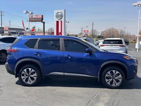 Used 2023 Nissan Rogue SV image 2