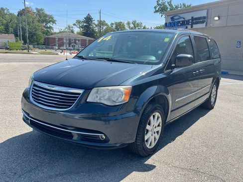 Used 2014 Chrysler Town & Country Touring image 1