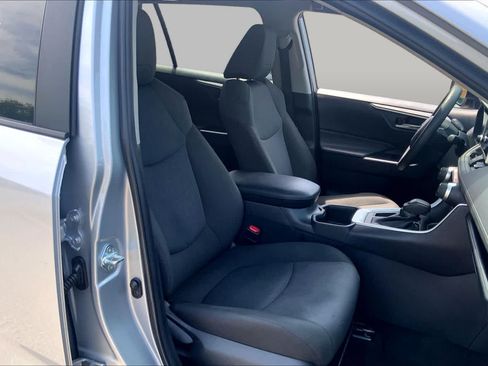 Used 2025 Toyota RAV4 XLE FWD image 9