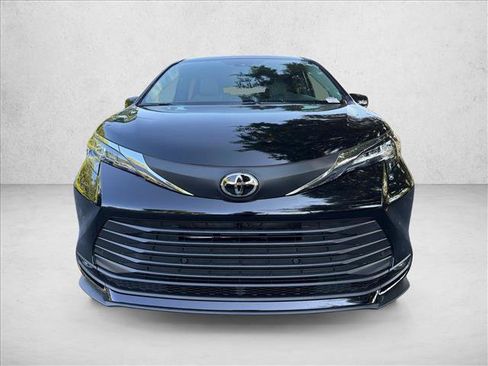 Used 2026 Toyota Sienna XLE FWD image 8