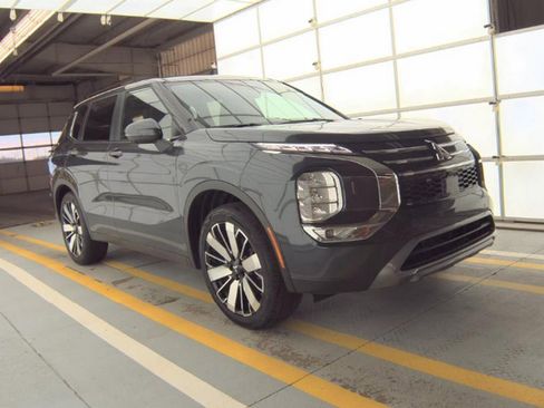 Used 2025 Mitsubishi Outlander SE image 4