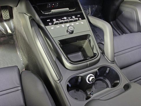 Used 2025 Porsche Cayenne image 31