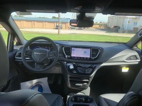 New 2026 Chrysler Pacifica Select image 26