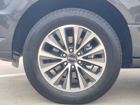 Used 2017 Lincoln Navigator Select RWD image 10