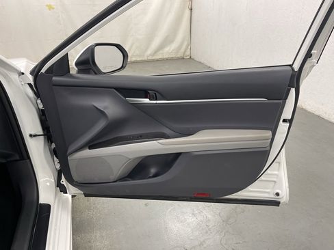 Used 2024 Toyota Camry SE image 8