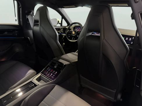 Used 2024 Porsche Panamera image 25