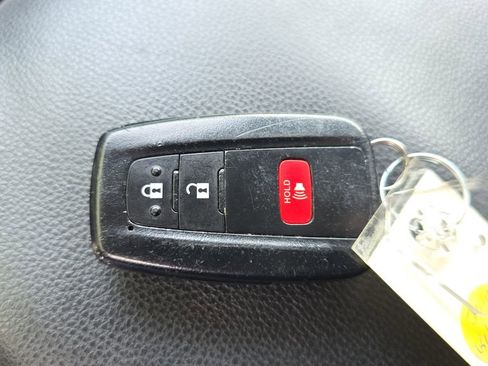 Used 2022 Toyota RAV4 XLE FWD image 28