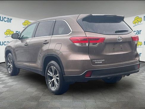 Used 2019 Toyota Highlander LE FWD image 4
