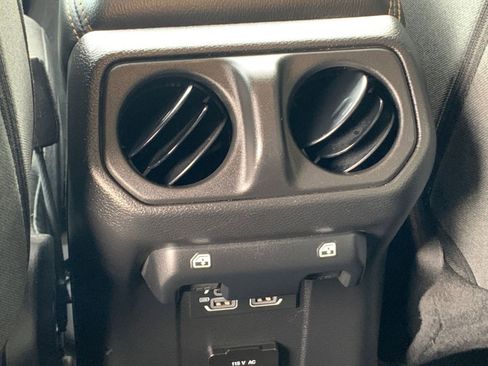 Used 2025 Jeep Wrangler Sahara image 23